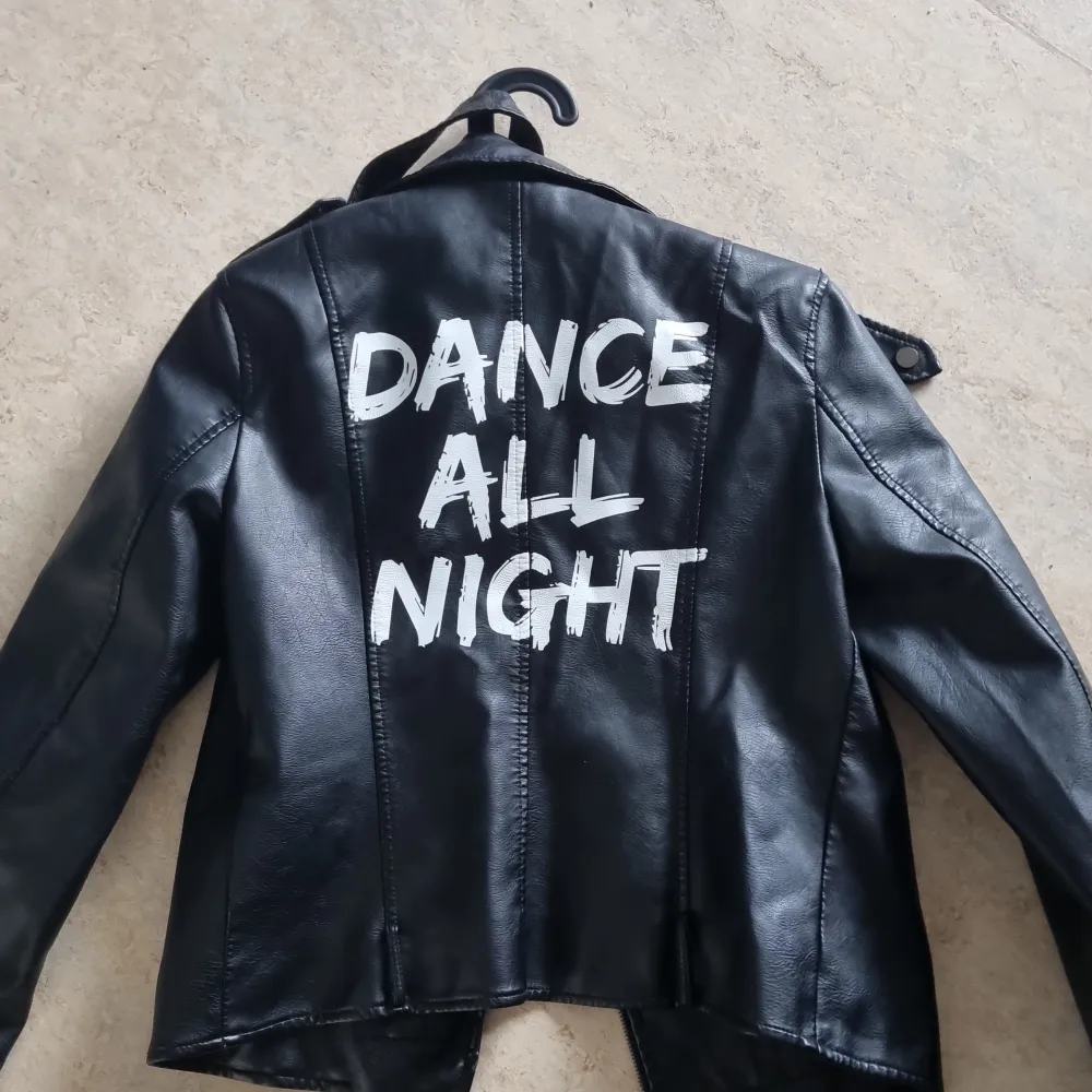 Black leather jacket. 38 Eur size or 10 Uk size. 200 sek. Takit.