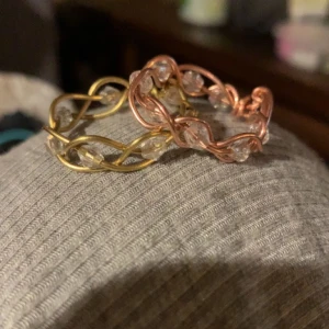 Handmade stålringar - Ringar gjorda av brons och guldigt stål!  Medium size, jag har väldigt små händer och dem passar på min tumme.  50kr/st