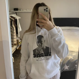2pac hoodie  - 2pac hoodie i storlek S. Som ny. Säljer för 250 plus frakt