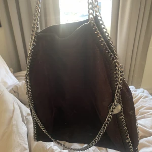 stella mccartney liknande väska - Säljer nu denna liknade stella mccartney väska då jag köpte den på Plick för ett tag sen men den kommer inte till användning tyvärr. Använd fåtal gånger av mig, men har som sagt haft tidigare ägare! Säljs i befintligt skick och köparen står för frakten!