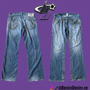true religion jeans - feta straight truey jeans  modellen är 180cm🖤 midja rakt över, 43cm🖤 innerben, 82cm🖤 ytterben, 104cm🖤PRISET ÄR INTE FAST‼️ 