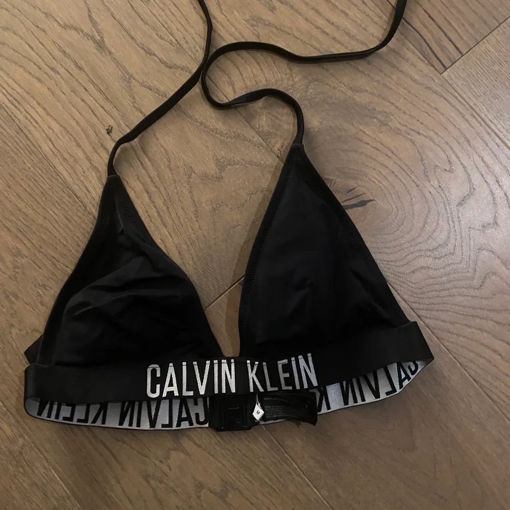 Säljer nu min Calvin Klein bikini som inte längre används, den är inte använd mer än några få gånger! . Övrigt.