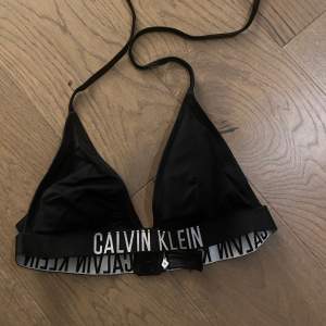 Säljer nu min Calvin Klein bikini som inte längre används, den är inte använd mer än några få gånger! 