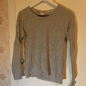 långärmad pyjamaströja kappahl - säljer den då jag har flera andra💕 den har en liten ficka💗