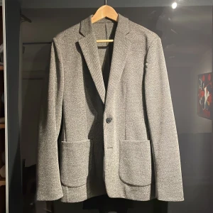 Oanvänd JL blazer i 46 - Oanvänd grå JL blazer i storlek 46