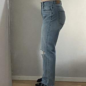 Dessa är väldigt bekväma och har varit en utav mina favorit jeans men blev för stora.  (Inte jag på bilderna då de är för stora på mig som sagt, men skriv för fler bilder om ni vill)  Jag klippte av de någon cm då de var för stora i längden.