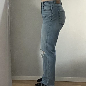 Gina Jeans - Dessa är väldigt bekväma och har varit en utav mina favorit jeans men blev för stora.  (Inte jag på bilderna då de är för stora på mig som sagt, men skriv för fler bilder om ni vill)  Jag klippte av de någon cm då de var för stora i längden.