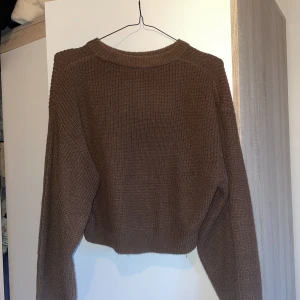 Stickad tröja - En fin brun stickad tröja🤎säljer pågrund av att den inte kommer till användning längre