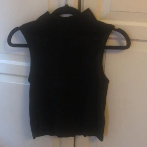 Svart croptop  - Hej, har aldrig använt toppen, jag säljer den för det var för stor. Den är i väldigt bra skick