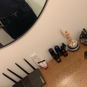 Baggy jeans  - Fire jeans som e jätte baggy. De passar alla storlekar typ beroende på hur man vill ha dem. De Levis jeans o ja köpte dom på sellpy. Hör av er om ni har frågor eller vill ha bättre bilder 