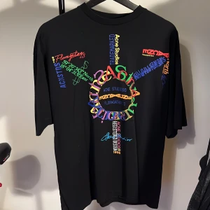 Acne T-shirt  - Aldrig använd! Nypris 1200. Oversized. Passar bra på en med storlek M också.