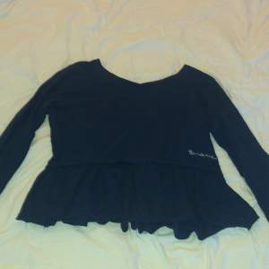 Världens finaste mörkblåa tröja med volang. Storlek M använd tre gånger. Pris kan diskuteras!😍