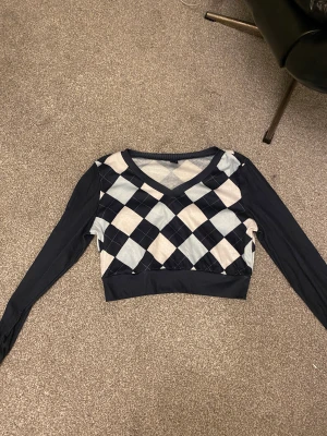 Rutig tröja - Säljer denna rutiga tröjan från SHEIN för 10kr den kommer aldrig till användning pga att den är Förstorare så jag har aldrig använt den endast testat❤️ den är i storlek M