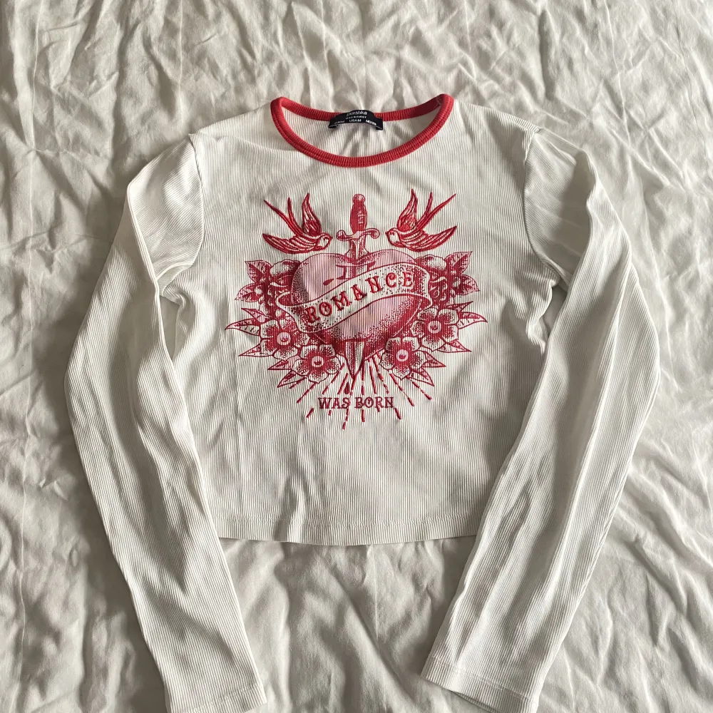 croppd tröja från bershka i vit och rött. materialet är stretchigt. storleken är M men passar som XS/S. köparen står för frakt. 💗. Tröjor & Koftor.