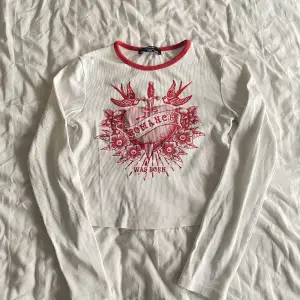 croppd tröja från bershka i vit och rött. materialet är stretchigt. storleken är M men passar som XS/S. köparen står för frakt. 💗