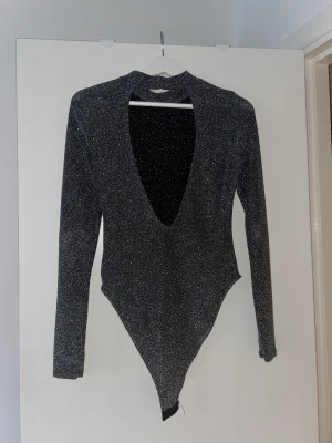Glittrig body - Glittrig body från H&M Använd fåtal gånger.
