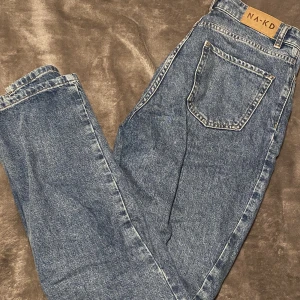 Na-kd jeans  - Blåa jeans från na-kd med slits. Passar bra på mig som är 167 cm och vanligtvis har storlek 36 💓
