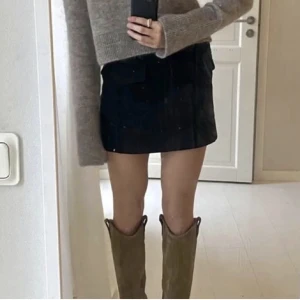 Trendig zara kjol - Trendig zara kjol som är slut såld i storlek M knappt använd då den är förlusten❣️ köparen står för frakten- pris kan diskuteras