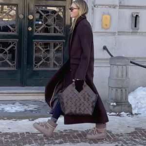 Inuikii skor  - Rosa iniukii skor i storlek 36. Första bilden är lånad!!!!!  De är lite slitna (se på tredje bilden) men annars jättesnygga vinterskor. Köparen betalar frakt- 69 kr Nypris- runt 2200 kr