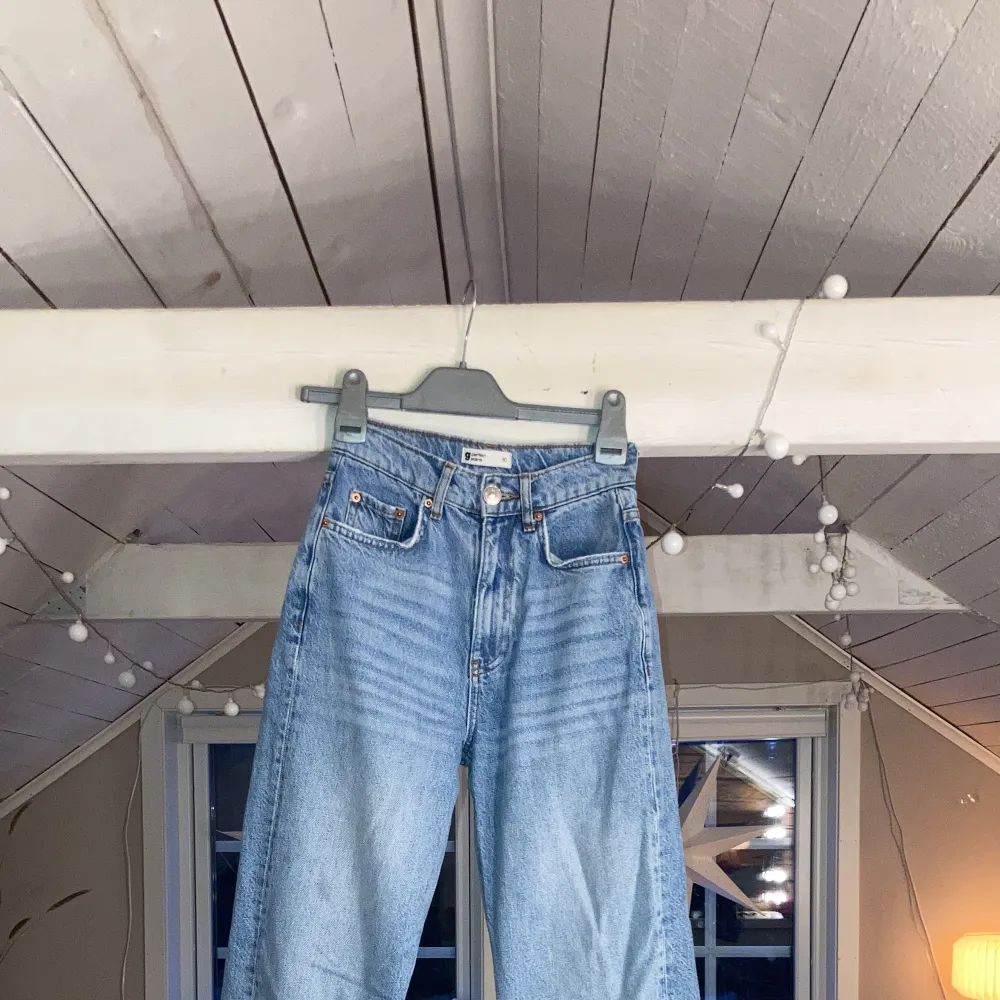 Högmidjade jeans från Gina Tricot i bra kvalitet. 100 kr inklusive frakt. . Jeans & Byxor.