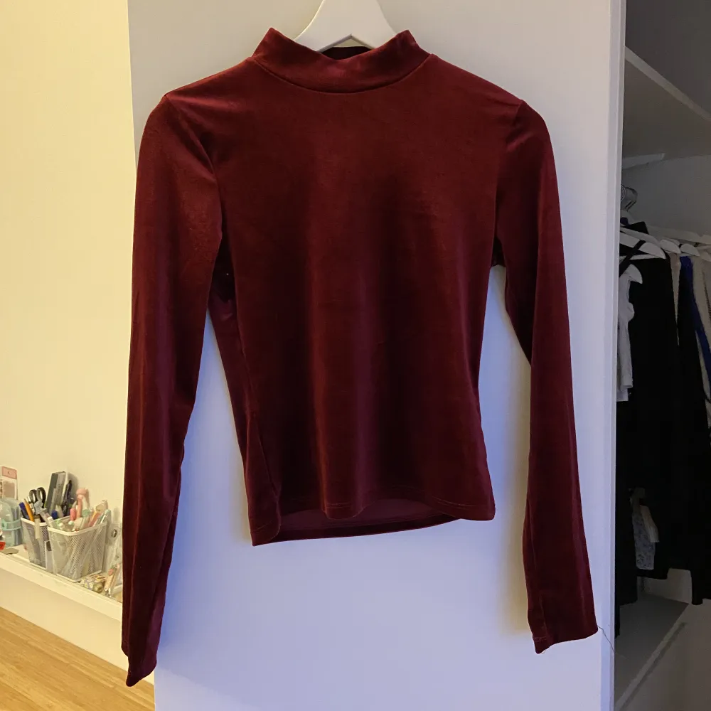 Röd topp i velvet material från Gina Tricot❤️. Toppar.