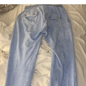 Juicy Couture byxor  - säljer mina blå juicy I towelling. Storlek S ! Har sytt upp typ 1 cm men det går att ta ner igen! jag är 164 cm. inga Fläckar eller Tasiga märken osv! som nya. Köp direkt för 550 Eller buda ifrån 450