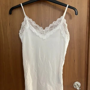 Vitt spetslinne - Säljer detta superfina spetslinne i mjukt material (viskos). Sparsamt använd och är i nyskick! Banden är justerbara och passar både xs och s. Kontakta för fler bilder eller vid intresse!💕