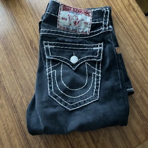 True Religion svarta - Feta trueys, säljer pga. att dem är för stora för mig. Lite rivna längst ner.  Skriv för fler bilder ;)