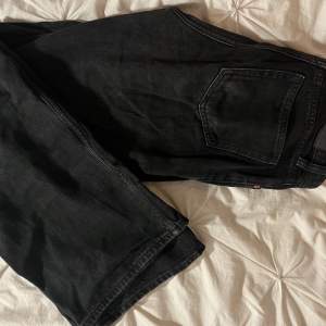 Svarta monki jeans i jätte fint skick med vida ben💕