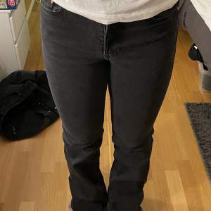 snygga flared jeans från h&m!! det står att de är high waist men jag skulle säga att de är rätt mid waist💕 sparsamt använda, inga defekter!
