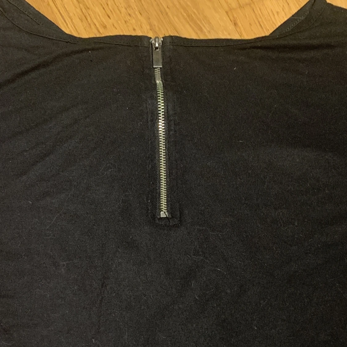 Svart tröja med dragkedja  - 91