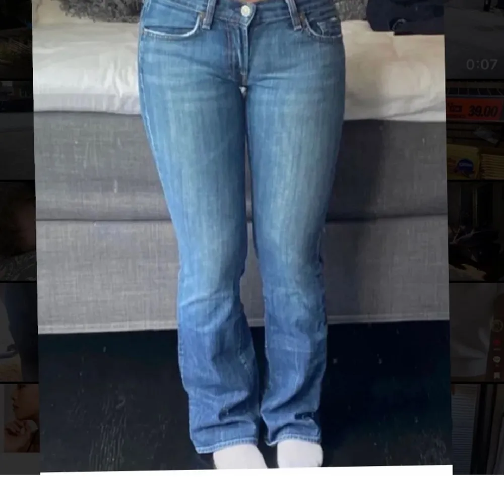 Säljer nu dessa super fina 7 For All Mankind jeansen! Jeansen är i mycket bra skick förutom att dom är slitna längst ner på jeansen då dom var för långa på mig💞 Bara att höra av sig vid intresse eller frågor! (lånade bilder) . Jeans & Byxor.