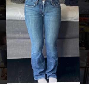 Säljer nu dessa super fina 7 For All Mankind jeansen! Jeansen är i mycket bra skick förutom att dom är slitna längst ner på jeansen då dom var för långa på mig💞 Bara att höra av sig vid intresse eller frågor! (lånade bilder) 
