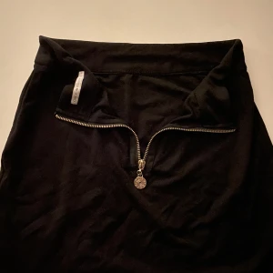 Svart Kjol ONLY (strl. 38) - EDGE COLLECTION 💎 En svart kjol i storlek 38 från ONLY. Framsidan är helsvart och bak har kedja (första bilden) Kjolen är i superbra skick, endast använd 3 gånger. Nypris ca 200-300kr. Priset kan alltid diskuteras!