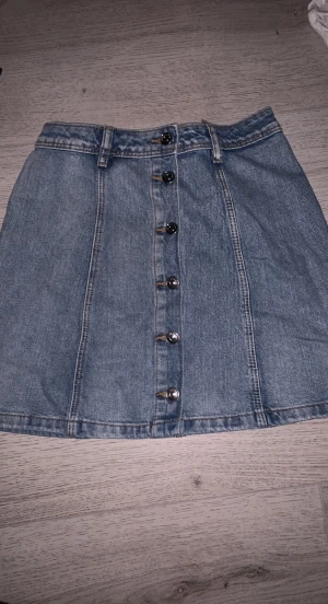 Kjol - Säljer denna vintage kjolen. Den är i jätte bra skick och knappar använd. Köparen står för frakten! Hör av vid intresse!