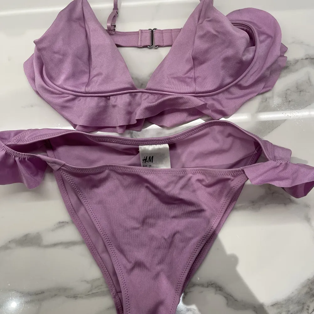 Bikini från HM. Storlek 36 i toppen och 38 i underdelen. Använd ett par gånger men alla lappar är kvar 😄 Hämtas i Lund eller skickas om köparen står för frakten 😄. T-paidat.