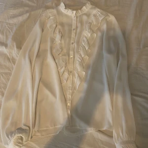 Superfin blus - Fin vit blus. Älskar verkligen denna  men har typ inte använt den för den är tyvärr för liten. Det står ingen storlek men tror den sitter som M. Vet inte märke heller. Tycker den ger lite Harry Styles vibe om man gillar det. 