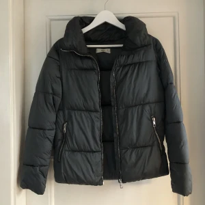 Mango jacka - Kortare vinterjacka från Mango i jättesnygg mörkgrön lite skimrande färg som tyvärr inte syns på bilderna. Använd en vinter, fläckig vid kragen på baksidan så säljer billigt, men inget som man tänker på när den används. Stl S men passar även XS