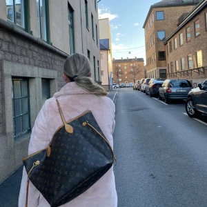 Louise vuitton MM neverfull - Säljer min fina Louise vuitton MM neverfull väska! Super fint skick Hör av er vid intresse!💘 kan tänka mig att byta mot någon väska 💘🤗