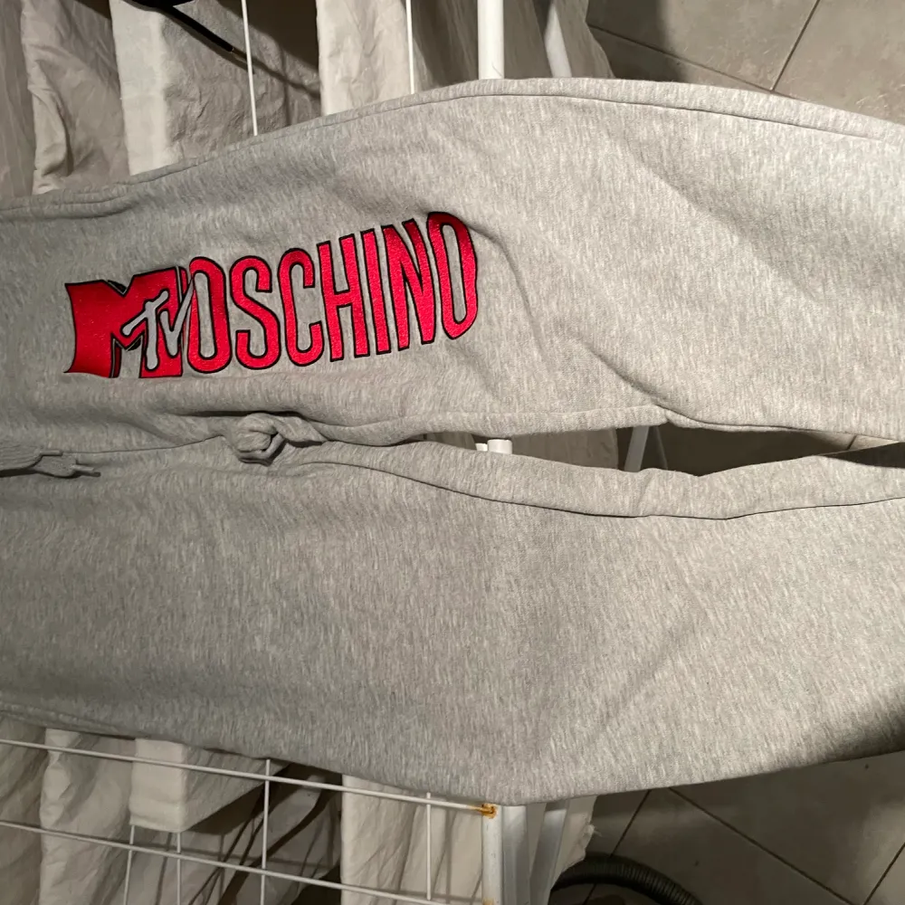 Moschino/ hm  mjukisbyxor.  Använda men fint sick. Hoddie finns med säljs för rätt pris. . Jeans & Byxor.