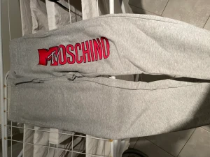 Mjukisbyxor  - Moschino/ hm  mjukisbyxor.  Använda men fint sick. Hoddie finns med säljs för rätt pris. 