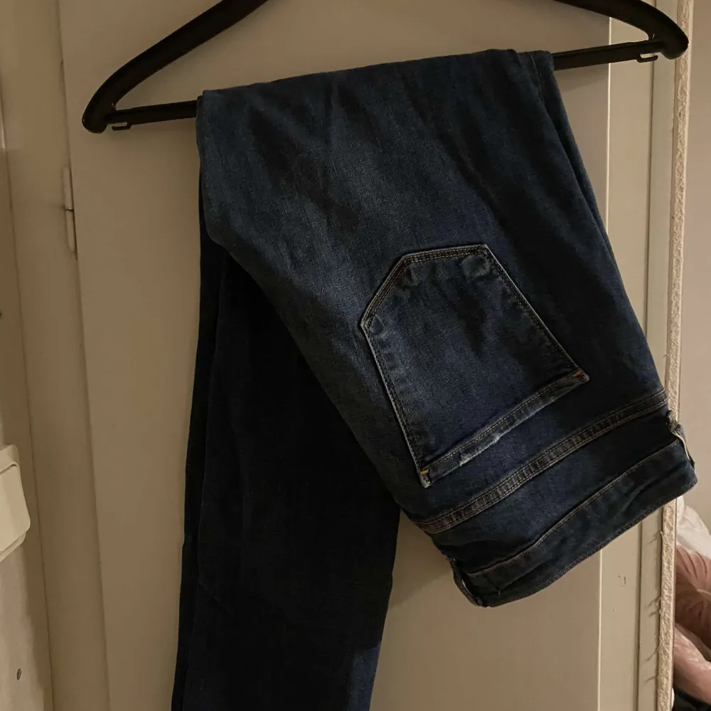 Ett par mörkblåa jeans från Gina med hål i. Modellen är Kristen. De är i nyskick. Säljer pga för små för mig.. Jeans & Byxor.