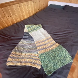 Stickad halsduk - En stor och tjock halsduk som jag stickat i flera olika färger. 