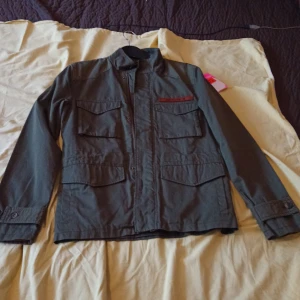 En ny jacka  - En helt ny jacka 