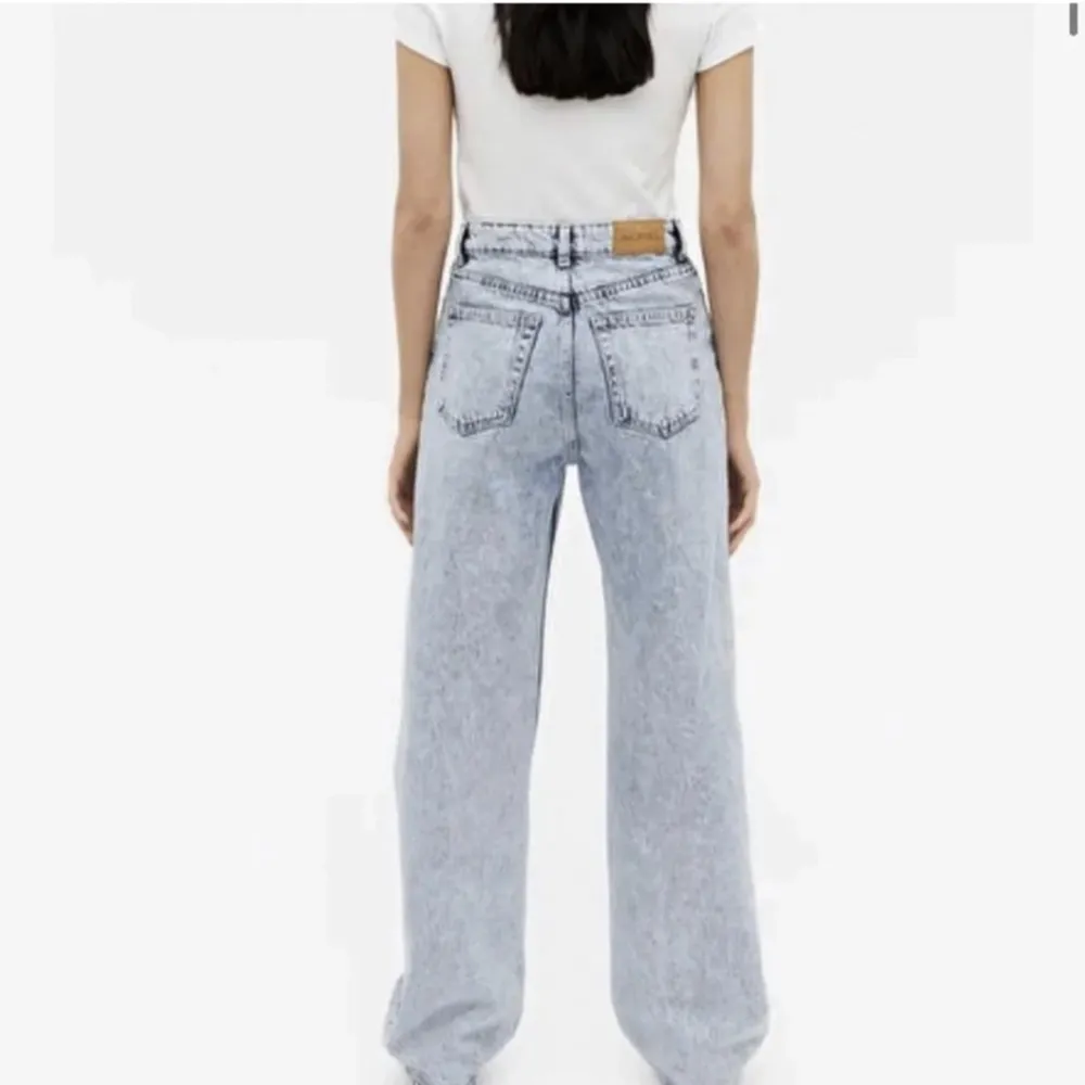 Säljer fina loose jeans i nyskick från monki. Jeans & Byxor.