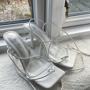 klackar - vita klackar med snörning. aldrig använda! köpa på asos tror jag av märket public desire. de är strlk 36 men är för stora för mig så skulle mer säga 37