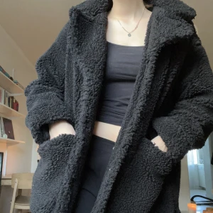 Monki Teddyjacka  - Teddyjacka från Monki Knappt använd lagom oversized!  Frakten ingår i priset 