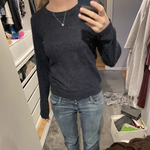 Mörkblå stickad tröja - Säljer denna jättemjuka stickade tröja från Vila som knappt är använd 