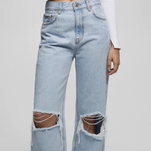 Slitna jeans  - Aldrig använda, lapparna sitter kvar. Skulle säga att de är något små i storleken, men väldigt långa! 