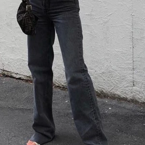 Gråa jeans - Sjukt snygga jeans från zara!! Inte så använda  Budet ligger på 450